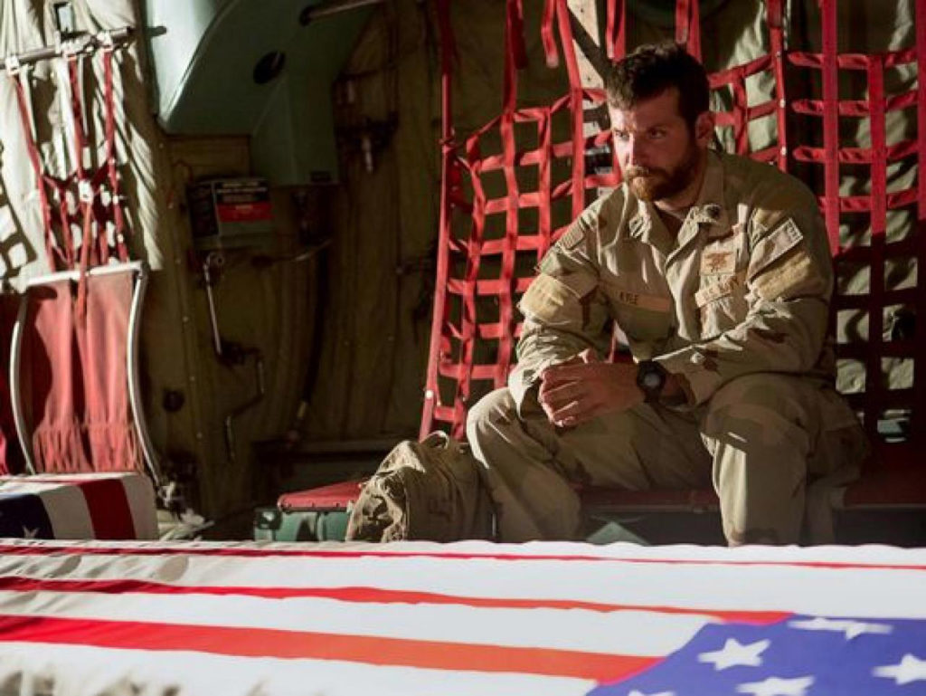 Bradley Cooper dans le rôle de Chris Kyle dans American Sniper