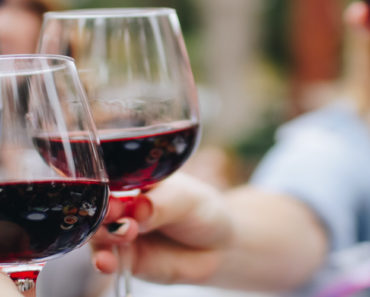 Le vin c’est pas sorcier : le livre (ou guide de survie) de l’expatrié qui doit conseiller un vin à ses amis étrangers