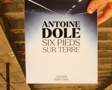 Six pieds sur terre d’Antoine Dole : des ténèbres à la lumière